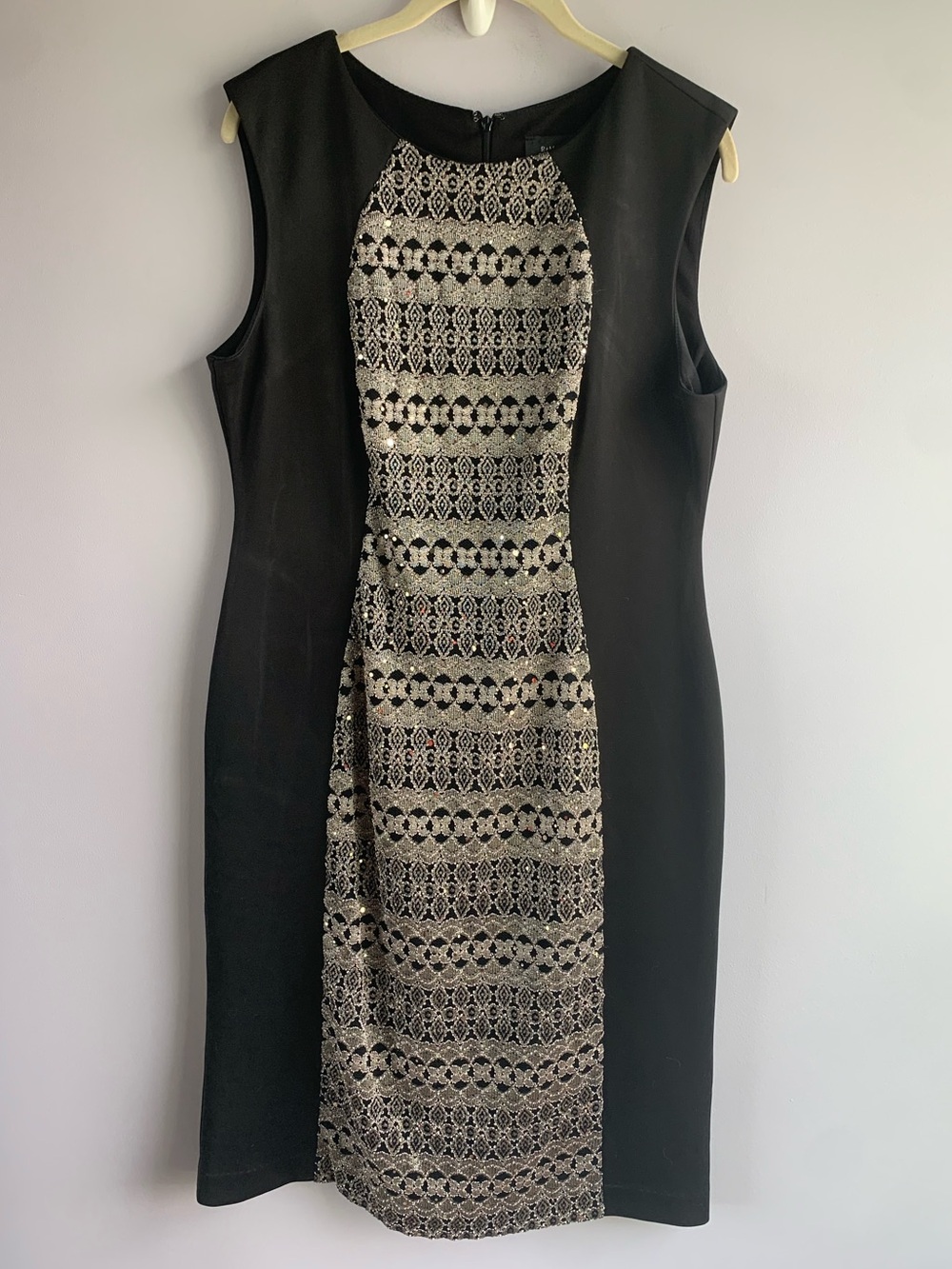 R & M Richards Cocktail Dress Black Gold Embellished Sheath Shift Stretch EUC 12